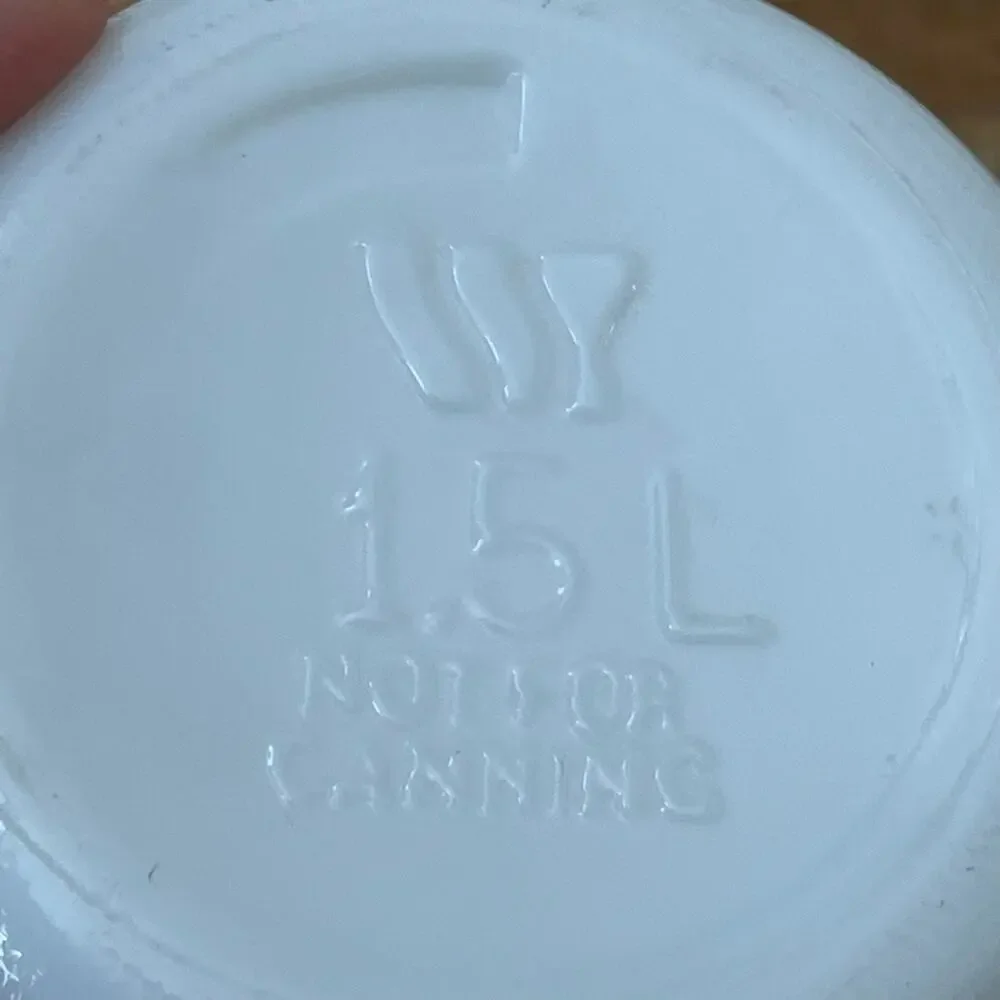 Wheaton White Milk Glass Canister 1.5 L Lidded 9